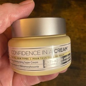 “it Cosmetics” Anti-aging moisturizing cream!      “Confidence in a CREAM”